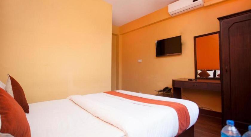 होटल Oyo 381 Pashupati Plaza 2*